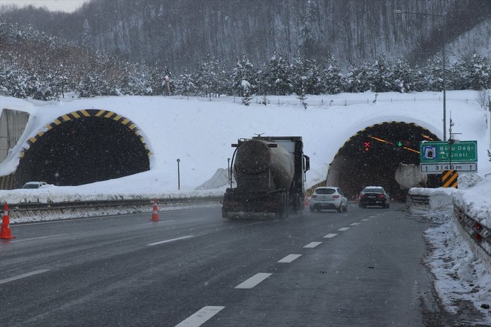 Bolu Dağı'nda kar yağışı devam ediyor