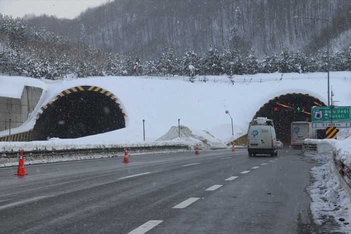 Bolu Dağı'nda kar yağışı devam ediyor