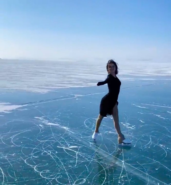 Milli sporcu İklim Şentunalı, Çıldır Gölü üstünde buz pateni yaptı
