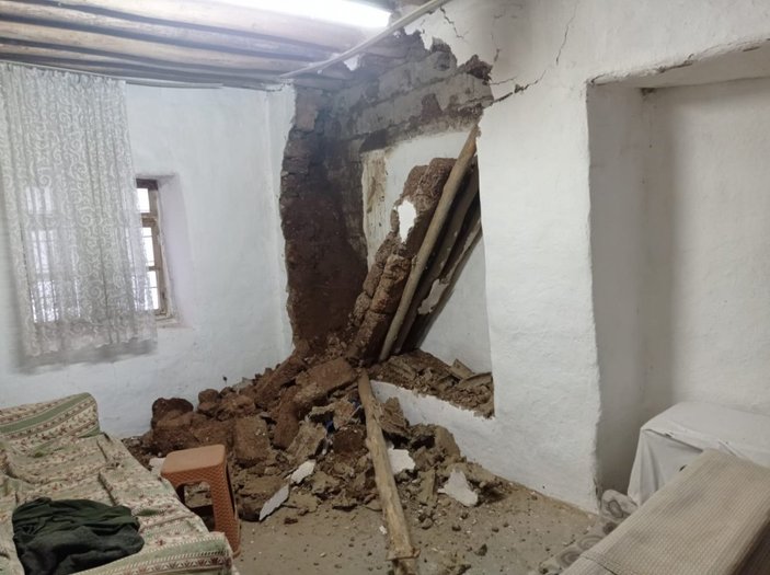 Adıyaman'da etkili olan kar evin duvarını yıktı