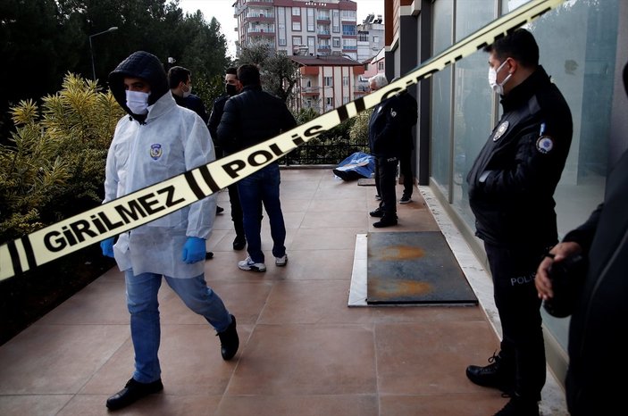 Antalya'da bir binanın bahçesinde erkek cesedi bulundu