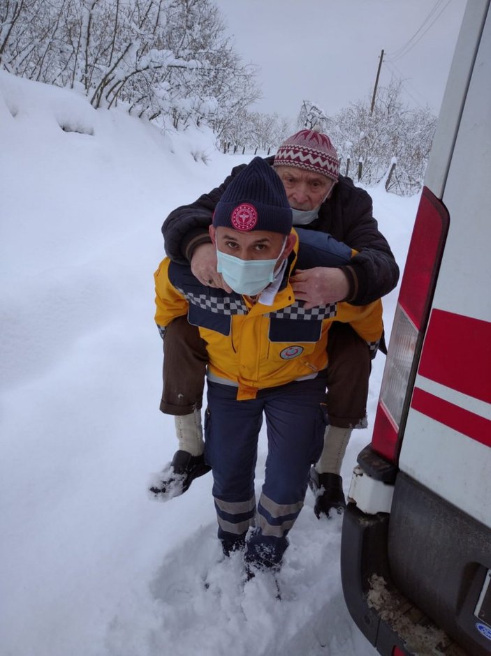 Düzce'de ambulans şoförü hastayı 500 metre sırtında taşıdı