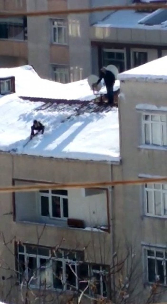 Küçükçekmece'de çocuğu iple bağlayıp çatıdaki karı temizletti
