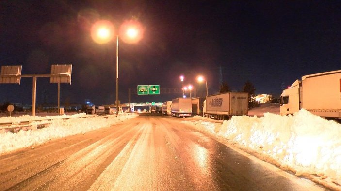 İstanbul'da kar yüzünden terk edilen araçlar alınmayı bekliyor