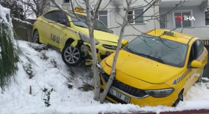 Sarıyer’de buzlanan yolda kaza yapan iki taksi