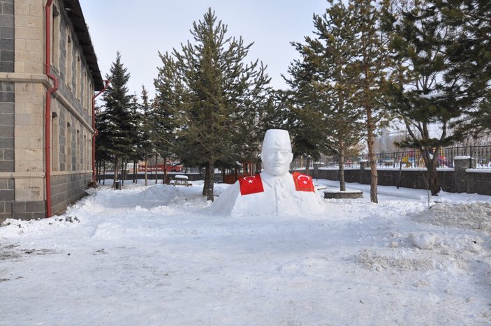Kars’ta, Kazım Karabekir Paşa’nın kardan heykeli yapıldı