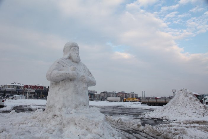 Malatya'da kardan Kral Tarhunza heykeli