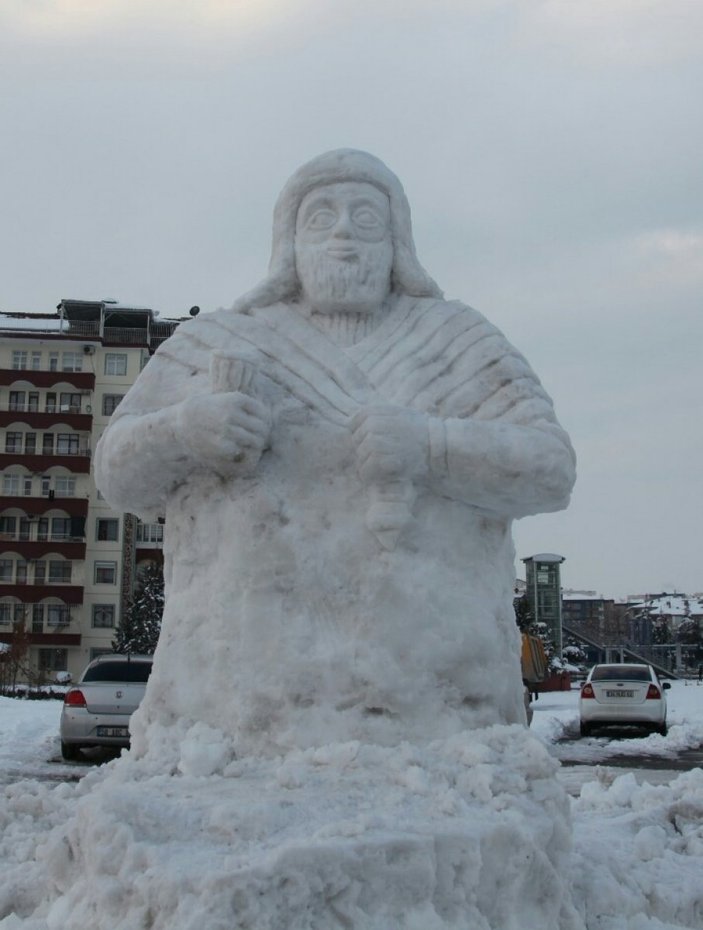Malatya'da kardan Kral Tarhunza heykeli