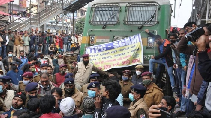 Hindistan’da, işe alım sınavını protesto eden göstericiler tren yaktı