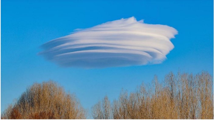 Van'da görülen mercek bulut, çok nadir bir doğa olayı olarak nitelendirildi