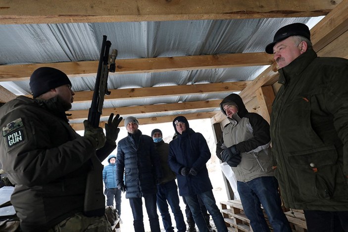 Ukrayna'da halk, Rusya'nın işgal girişimine karşı silahlanıyor