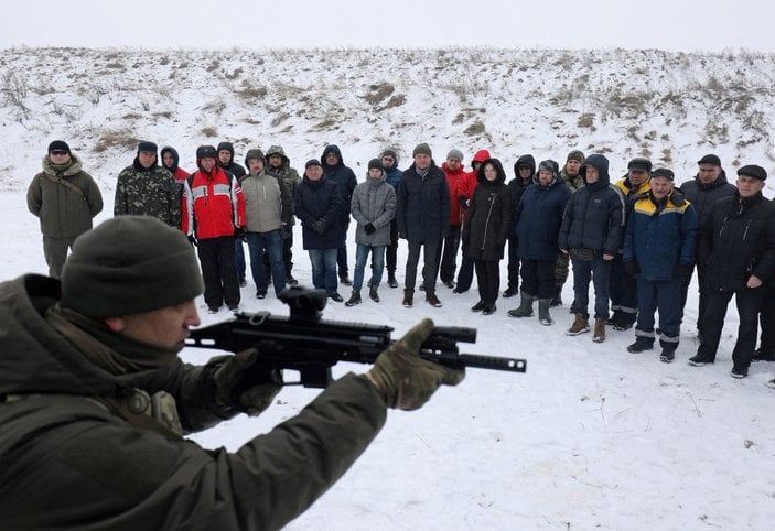 Ukrayna'da halk, Rusya'nın işgal girişimine karşı silahlanıyor