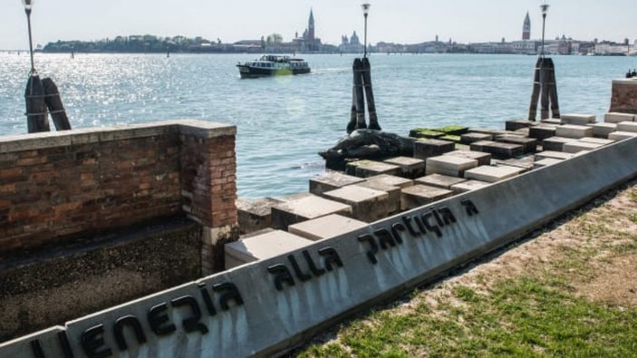 Venedik’te çıplak turist alarmı