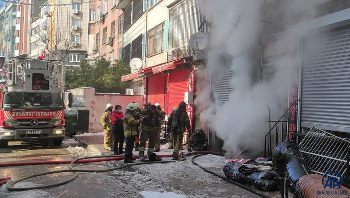 Fatih’te, çanta imalathanesinde çıkan yangın söndürüldü