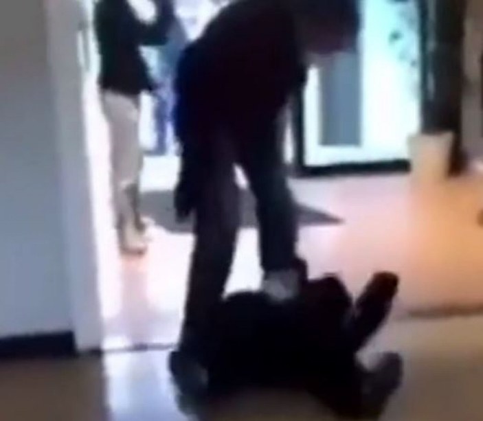 Belçika'da öğretmen, kavga eden öğrenciyi yere fırlattı