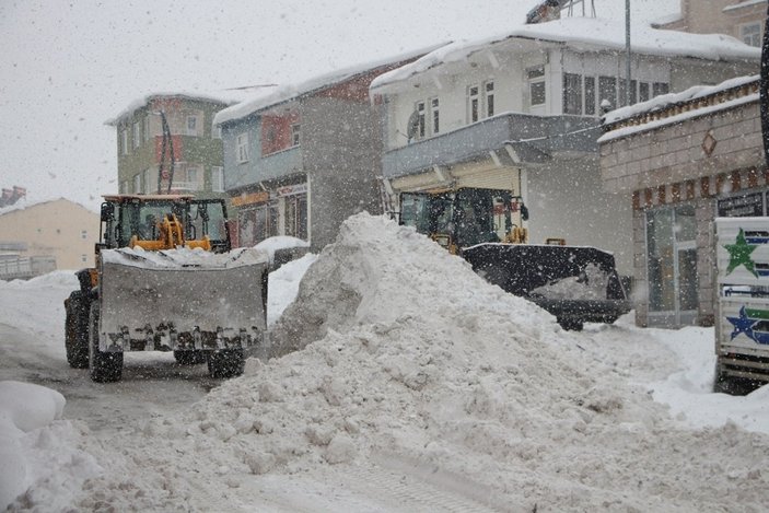 Bingöl'deki kar yığınları kamyonla ilçe dışına taşınıyor