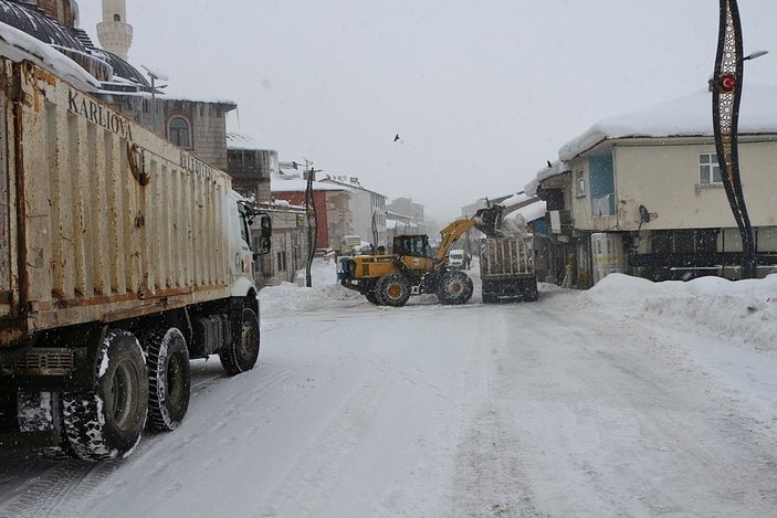 Bingöl'deki kar yığınları kamyonla ilçe dışına taşınıyor