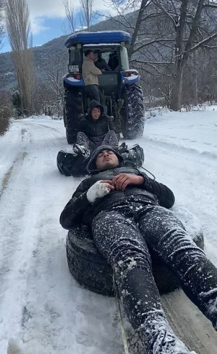Burdurlu gençlerin traktör arkasında kar keyifi