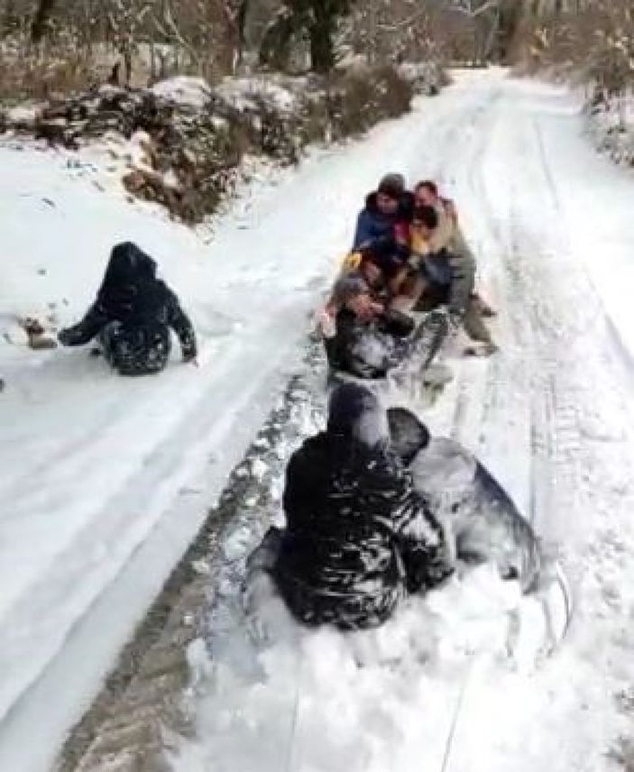 Burdurlu gençlerin traktör arkasında kar keyifi