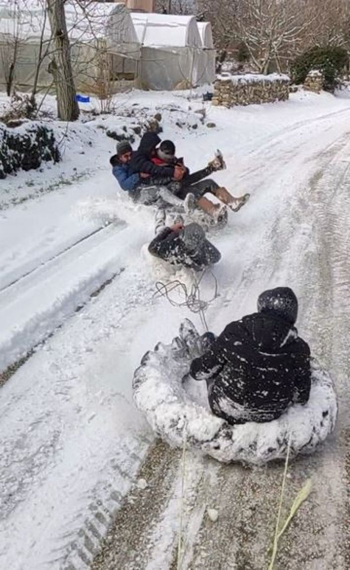 Burdurlu gençlerin traktör arkasında kar keyifi