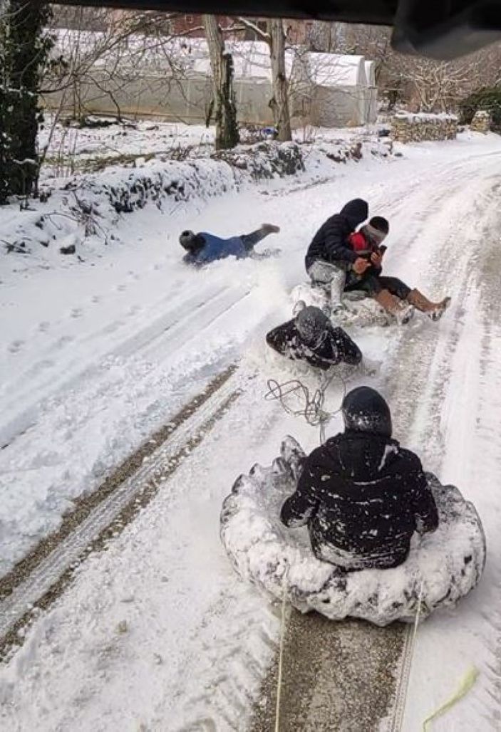 Burdurlu gençlerin traktör arkasında kar keyifi