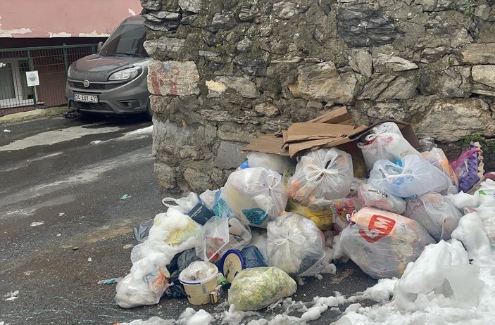 Kar yağışı sonrası CHP'li belediyelerde çöpler toplanmadı