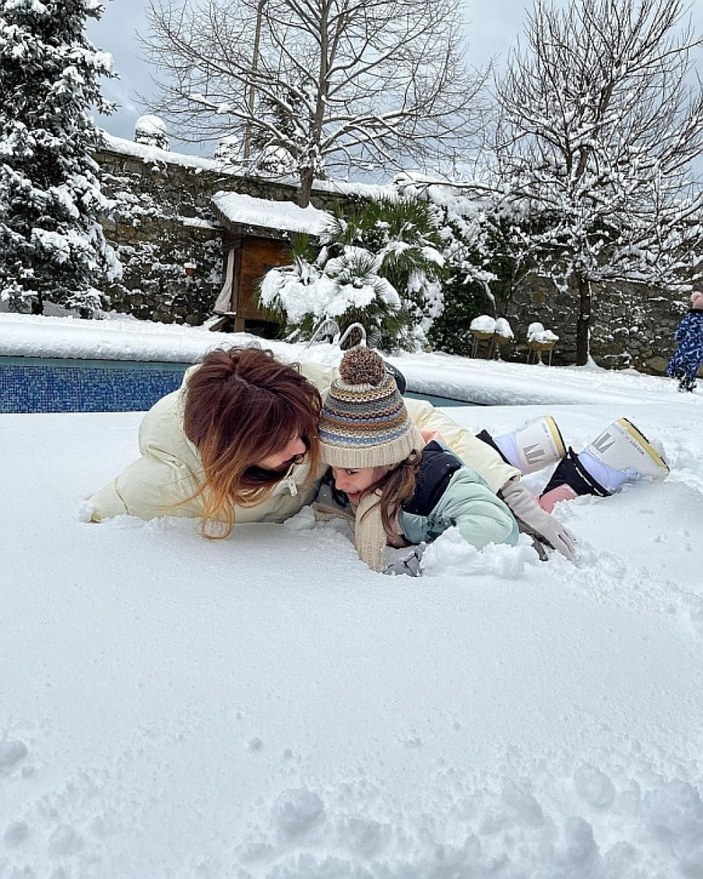 Nur Fettahoğlu'ndan kar pozları