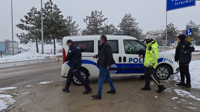 İ Karabük'te alkollü sürücü 3 çocuğunu araçta gezdirdi