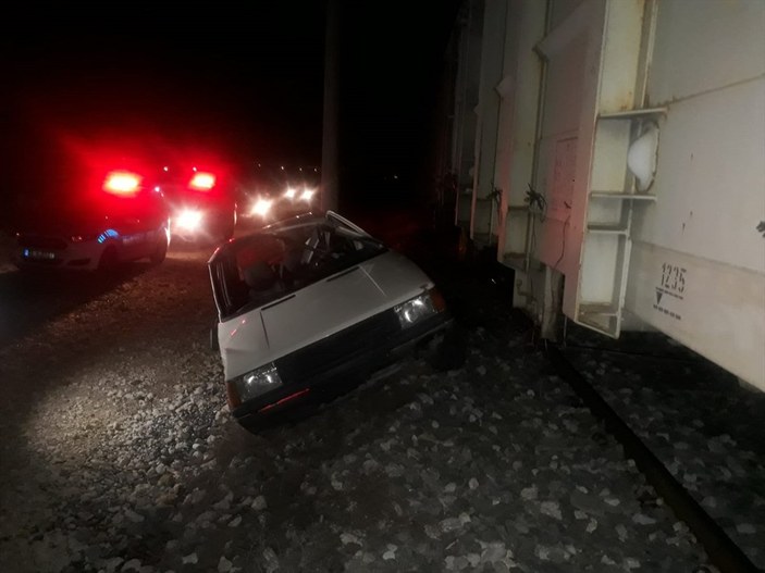 Mersin'de rayların yanına park edilen araca tren çarptı