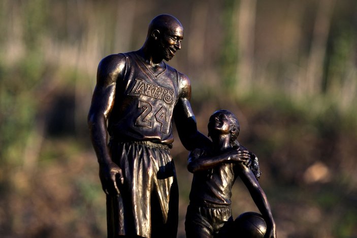Kobe Bryant ile kızı Gianna'nın heykeli, kazanın yaşandığı yere dikildi