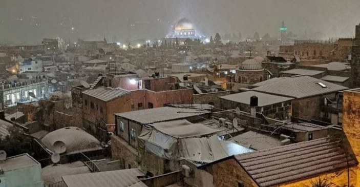 Filistinliler Kudüs'te yağan karın keyfini çıkardı