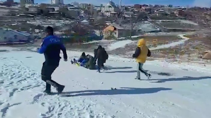 Uşak'ta polis, çocuklarla birlikte poşetle kaydı