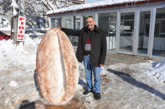 Yozgat'ta 30 yıllık fırıncı, kardan ekmek yaptı