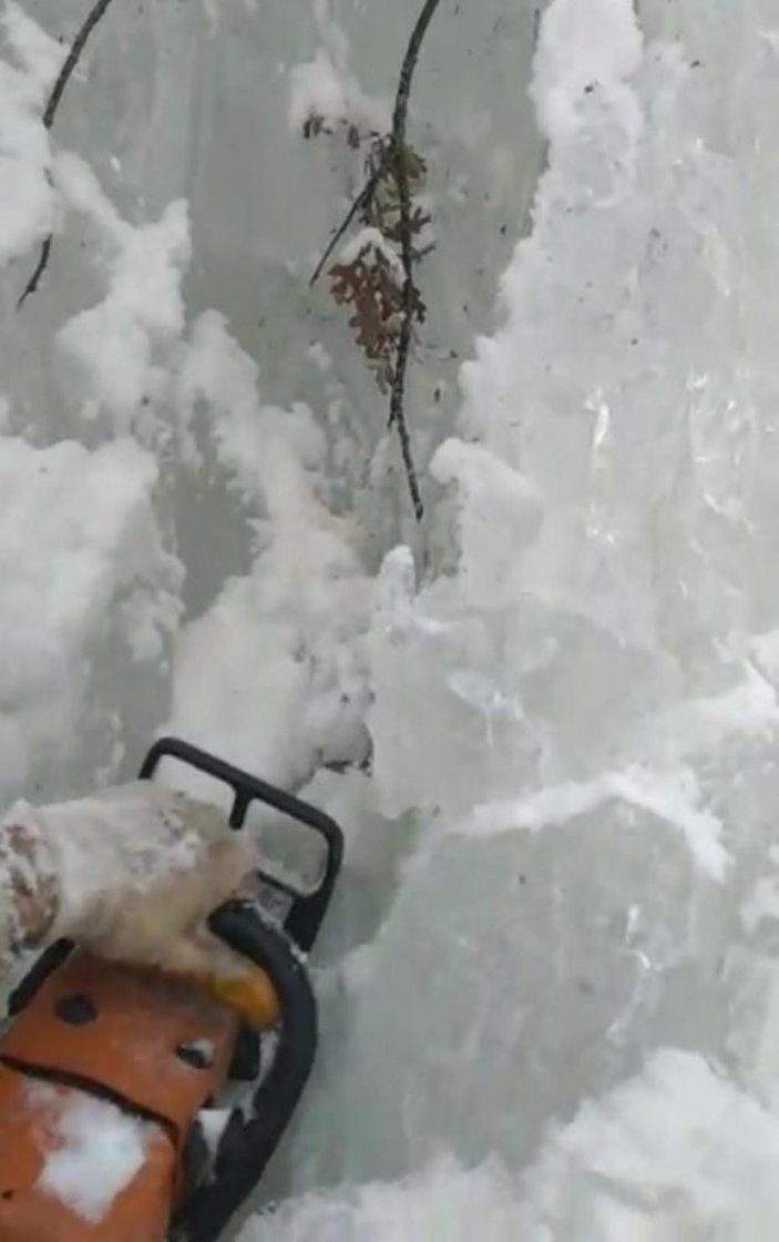 Afyonkarahisar'da 5 metrelik buz kütlesi motorlu testereyle kesildi