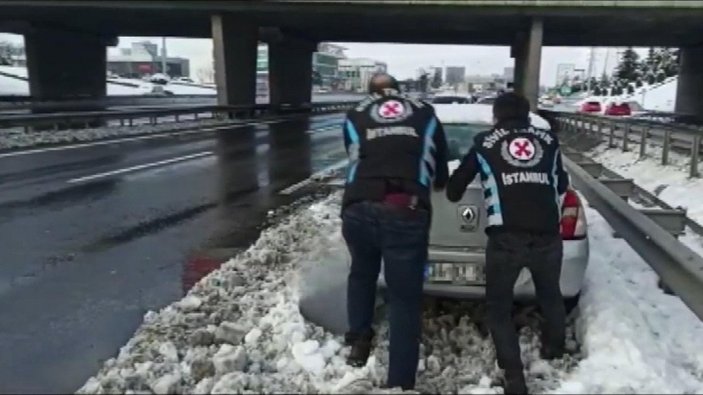 İstanbul'da trafik polislerinden sürücülere destek