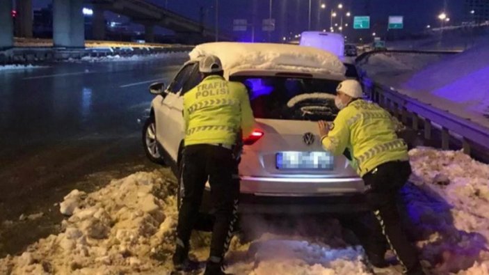 İstanbul'da trafik polislerinden sürücülere destek
