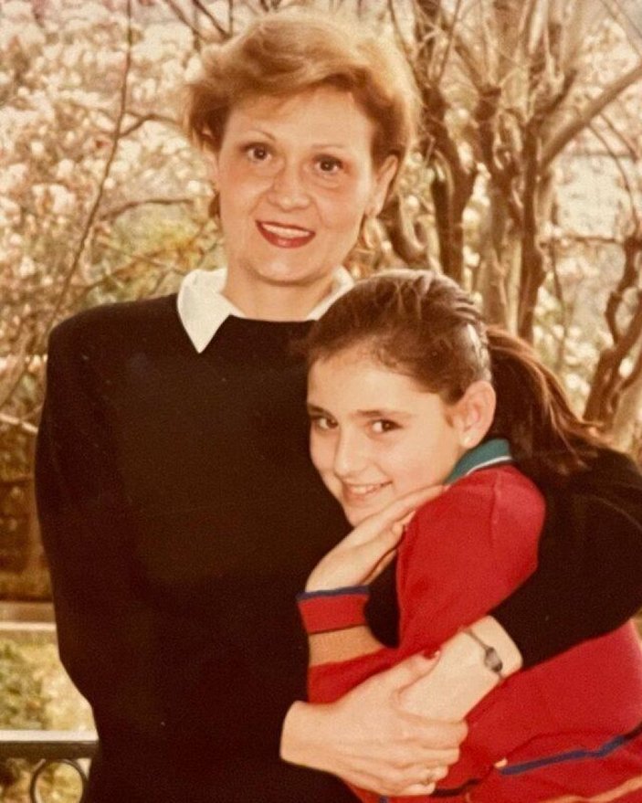 Pınar Altuğ, annesiyle fotoğrafını paylaştı
