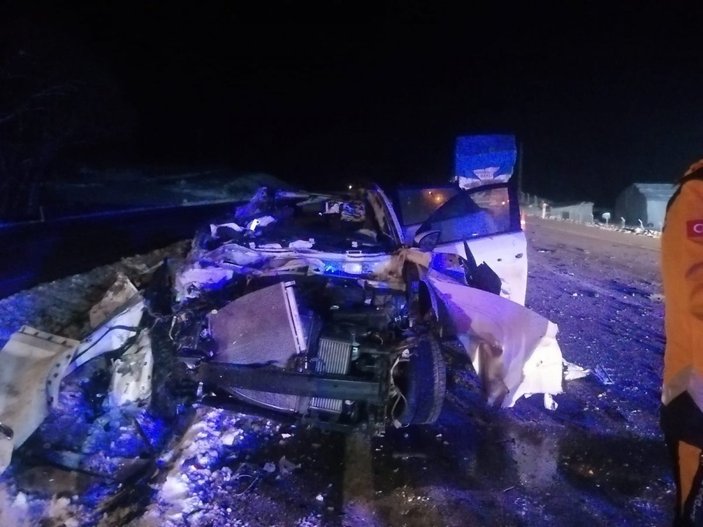Yozgat'ta otomobil ile çekici kaza yaptı: 3 ölü 2 yaralı