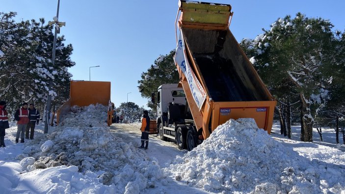 Alibey Barajı'na kamyonlarla kar taşındı