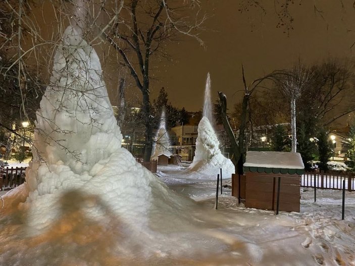 Ankara'daki Kuğulu Park'ın fıskiyeleri dondu
