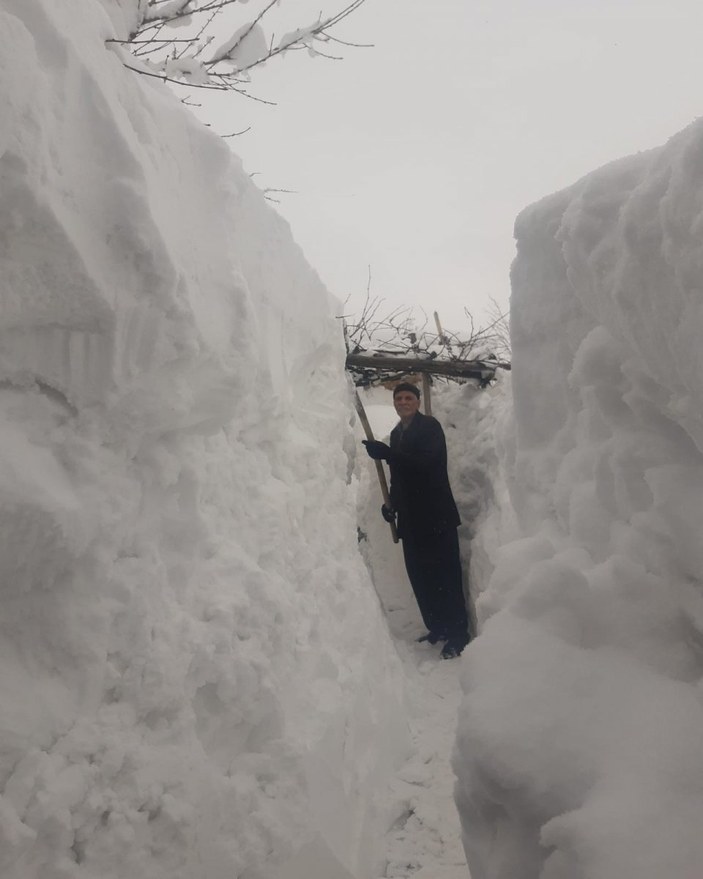 Elazığ'da kar 2 metre: Komşuya gitmek için tünel kazdılar