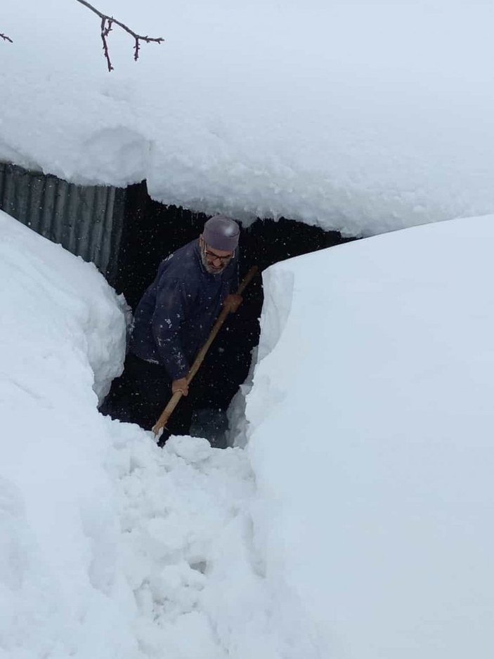 Elazığ'da kar 2 metre: Komşuya gitmek için tünel kazdılar