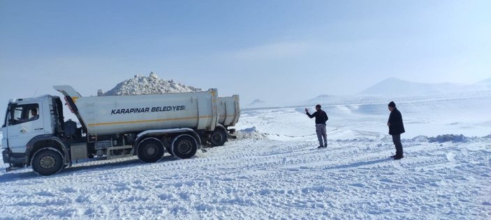 Konya’da, kuruyan Meke Gölü’ne kamyonlarla kar taşındı