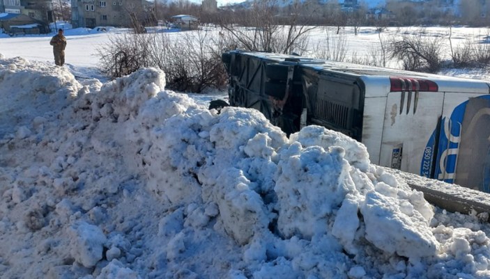 Van'da yolcu otobüsü kaza yaptı