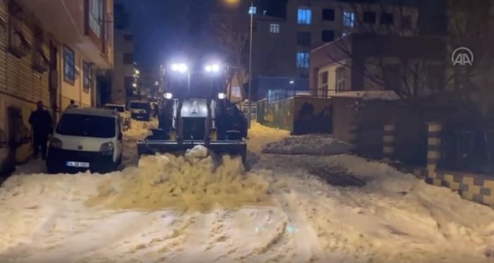 Esenyurt'ta operatör, sokağındaki karları kendi aracıyla temizledi