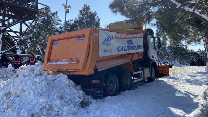 Alibey Barajı'na kamyonlarla kar taşındı