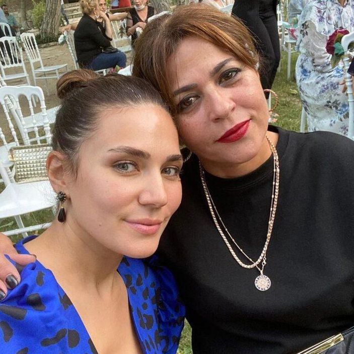 Alişan 'En güzel kayınvalide bende' demişti! Buse Varol'un annesi güzelliğiyle kızını solladı