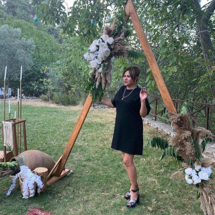 Alişan 'En güzel kayınvalide bende' demişti! Buse Varol'un annesi güzelliğiyle kızını solladı