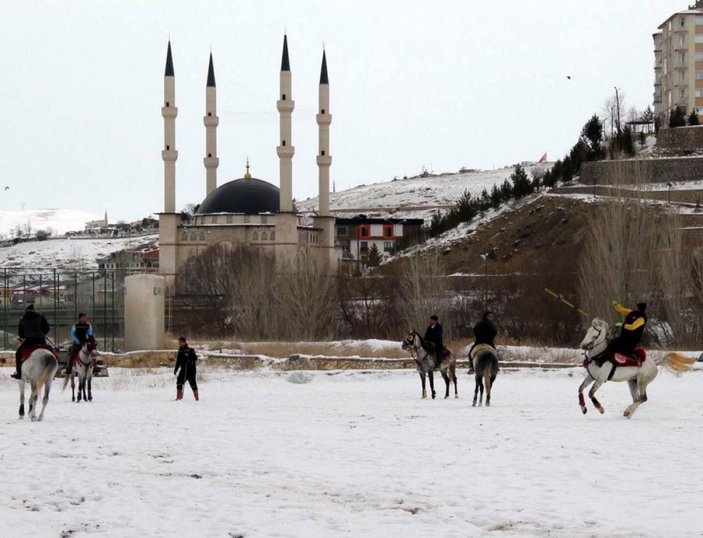 Bayburt'ta kar üstünde cirit: Sporcu bacağını kırdı