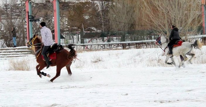 Bayburt'ta kar üstünde cirit: Sporcu bacağını kırdı